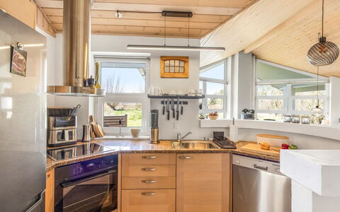 Ljuba - 1.3Km from the Sea: Cucina, Controsoffitto, Interior Design, Elettrodomestico Da Cucina, Pavimentazione, Cabinetry, Legna, Mobilia, Soffitto, Apparecchio Major