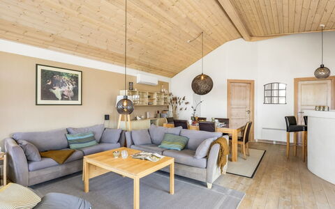 Ljuba - 1.3Km from the Sea: Mobilia, Interior Design, Divano, Pavimentazione, Legna, Soffitto, Pavimento, Soggiorno, Camera, Illuminazione