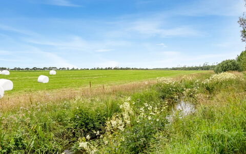 Saran - 30Km from the Sea: Blu, Arbusto, Villetta, Groundcover, Giardino, Estate, Shade, Landscaping, Agriturismo, Eco Hotel