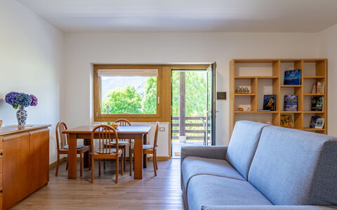 Angelina House: Mobilia, Tavolo, Azzurro, Legna, Architettura, Pianta, Soggiorno, Pavimento, Pavimentazione, Divano