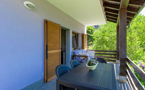 Angelina House: Proprietà, Pianta, Tavolo, Finestra, Shade, Sedia, Legna, Interior Design, Portico