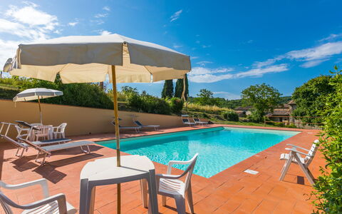 Cerretino Group House 14 Sleeps: Nube, Acqua, Cielo, Proprietà, Mobilia, Piscina, Pianta, Azzurro, Tavolo, Shade