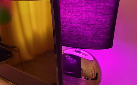 Comfort Apartment, Welness, Terrace: Illuminazione, Dispositivo Elettronico, Paralume, Lampada, Viola, Lampada, Elettrodomestico, Altoparlante, Soggiorno