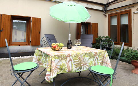 Comfort Apartment, Welness, Terrace: Tavolo, Pianta, Mobilia, Verde, Costruzione, Vaso Di Fiori, Pianta Della Casa, Illuminazione, Finestra, Interior Design
