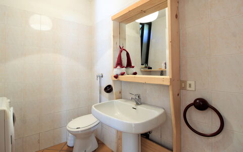 Baita a Pieve Tesino Mountain And Lake: Specchio, Rubinetto, Lavandino Del Bagno, Lavello, Idraulico Fixture, Proprietà, Bagno, Viola, Interior Design, Costruzione