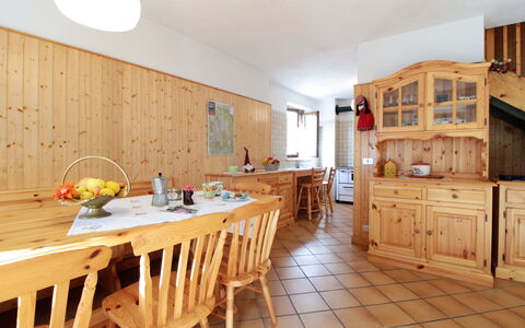 Baita a Pieve Tesino Mountain And Lake: Cabinetry, Proprietà, Mobilia, Tavolo, Cucina, Legna, Interior Design, Costruzione, Color Legno, Cassetto