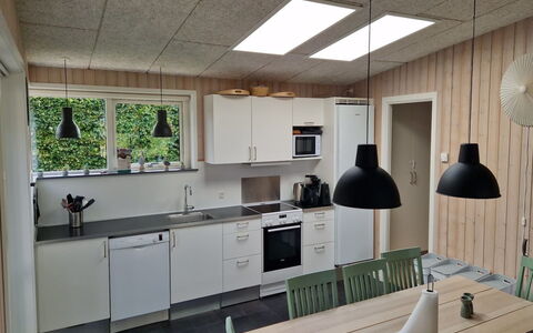 Gloria - 500M from the Sea: Pavimentazione, Cucina, Interior Design, Lampada, Mobilia, Legna, Soffitto, Controsoffitto, Elettrodomestico Da Cucina, Pavimento