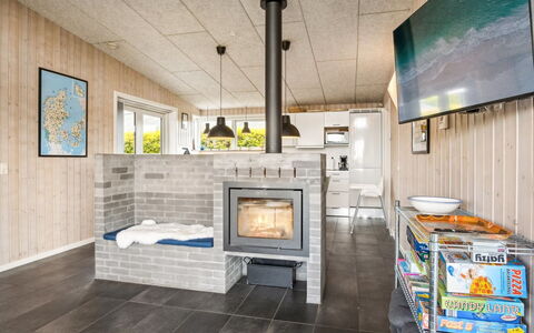 Gloria - 500M from the Sea: Legna, Pavimentazione, Interior Design, Soffitto, Pavimento, Mobilia, Camera, Soggiorno, Latifoglie, Focolare