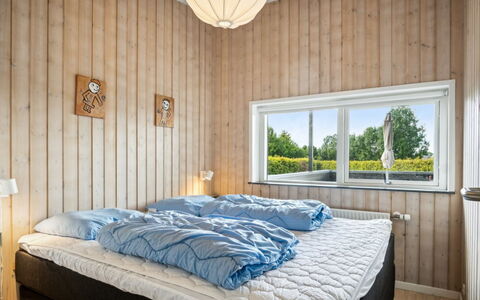 Gloria - 500M from the Sea: Camera Da Letto, Legna, Letto, Interior Design, Lenzuolo, Bedding, Pavimentazione, Soffitto, Pavimento, Mobilia