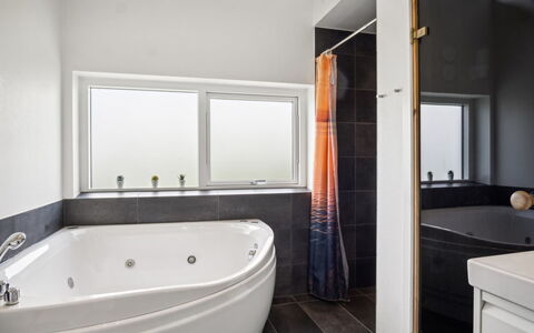 Gloria - 500M from the Sea: Vasca Da Bagno, Idraulico Fixture, Bagno, Pavimentazione, Interior Design, Pavimento, Soffitto, Idraulico, Illuminazione, Rubinetto