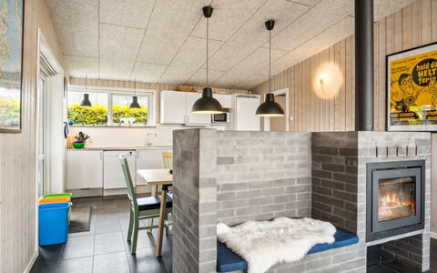 Gloria - 500M from the Sea: Parete, Pavimentazione, Legna, Interior Design, Soffitto, Pavimento, Mobilia, Camera, Focolare, Cucina