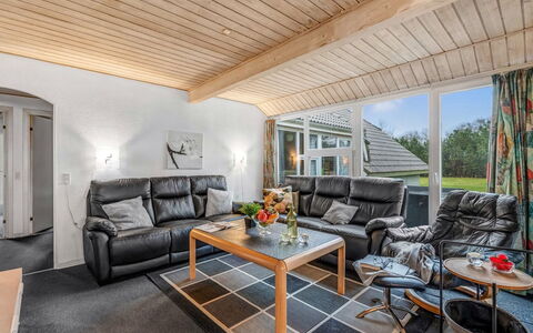 Hera: Mobilia, Interior Design, Soffitto, Legna, Pavimentazione, Divano, Pavimento, Soggiorno, Sedia, Camera