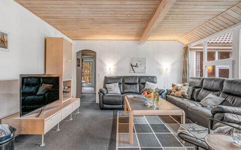 Hera: Mobilia, Interior Design, Divano, Soffitto, Pavimentazione, Soggiorno, Pavimento, Camera, Sedia, Appartamento