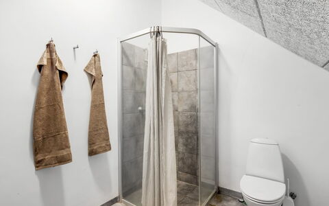 Hera: Pavimentazione, Pavimento, Interior Design, Idraulico Fixture, Soffitto, Camera, Piastrella, Idraulico, Bagno