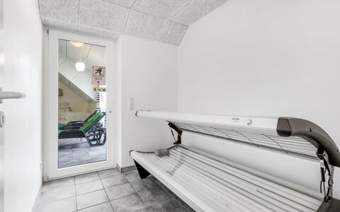 Hera: Soffitto, Pavimentazione, Pavimento, Design, Letto, Camera Da Letto, Illuminazione Diurna, Hotel