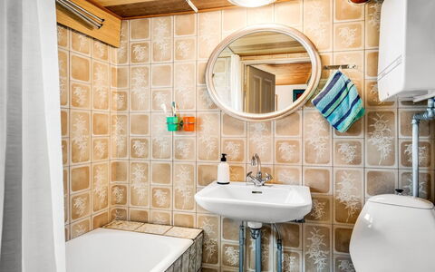 Vili - 100M from the Sea: Parete, Interior Design, Idraulico Fixture, Bagno, Pavimentazione, Pavimento, Lavandino Del Bagno, Idraulico, Piastrella, Lavello