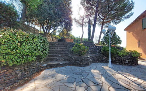 Le Belvédère D'Estelle: Flagstone, Cobblestone, Giardino, Passerella, Shade, Landscaping, Driveway, Muro ​​Di Pietra, Backyard, Le Scale