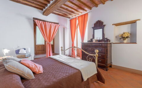Chiara House In Galenda, Chianti, Pool And Nature: Proprietà, Costruzione, Cabinetry, Comfort, Legna, Finestra, Interior Design, Letto, Pavimento, Cassetto