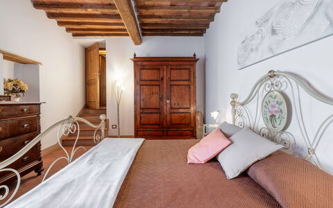 Chiara House In Galenda, Chianti, Pool And Nature: Marrone, Mobilia, Cabinetry, Costruzione, Comfort, Interior Design, Legna, Porta, Telaio Del Letto, Cassetto