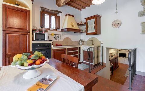 Chiara House In Galenda, Chianti, Pool And Nature: Tavolo, Mobilia, Cabinetry, Proprietà, Controsoffitto, Legna, Interior Design, Sedia, Cucina, Tavola