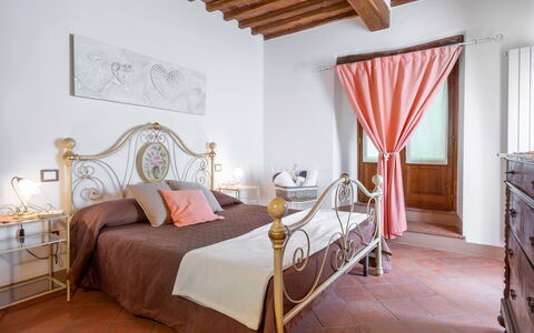 Chiara House In Galenda, Chianti, Pool And Nature: Costruzione, Mobilia, Proprietà, Comfort, Finestra, Legna, Casa, Tessile, Telaio Del Letto, Interior Design