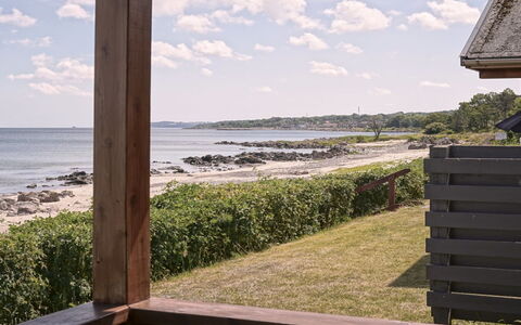 Antim - 10M from the Sea: Legna, Mobilia, Appartamento, Camera, Soffitto, Color Legno, Sedia, Latifoglie, Vernice, Legname