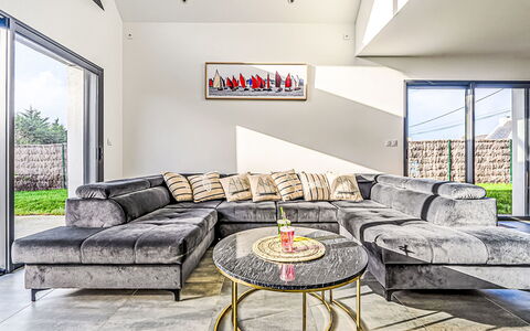 Les Voiles: Interior Design, Pavimentazione, Divano, Pavimento, Mobilia, Soggiorno, Soffitto, Illuminazione, Camera