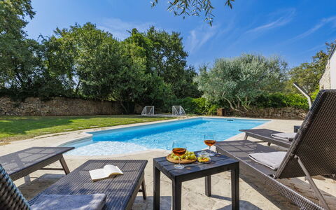 Ardiletta: Tavolo, Pianta, Cielo, Nube, Mobilia, Natura, Piscina, Sedia, Mobili Da Esterno, Shade