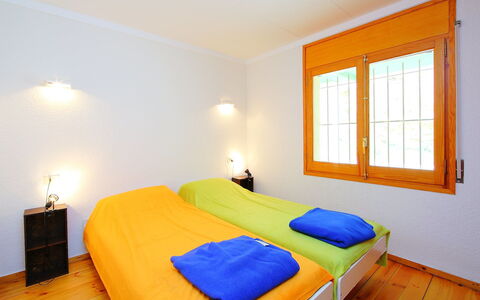 Roses 325: Camera Da Letto, Letto, Camera, Mobilia, Proprietà, Lenzuolo, Telaio Del Letto, Interior Design, Giallo, Costruzione