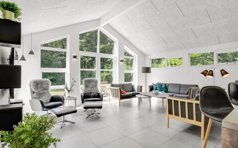 Patrice - 300M from the Sea: Pavimentazione, Mobilia, Interior Design, Pavimento, Legna, Soffitto, Soggiorno, Sedia, Illuminazione, Casa