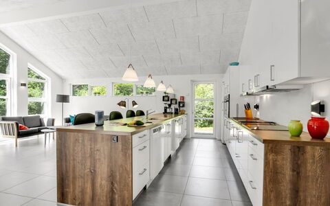 Patrice - 300M from the Sea: Cucina, Legna, Controsoffitto, Interior Design, Pavimentazione, Soffitto, Apparecchio Major, Mobilia, Cabinetry, Elettrodomestico Da Cucina