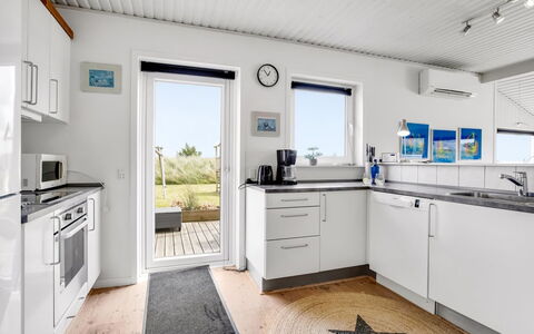 Hejdi - 650M from the Sea: Casa, Cucina, Pavimento In Legno, Latifoglie, Sedia, Illuminazione Diurna, Dipingere, Controsoffitto, Alluminio, Camino