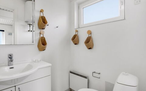 Hejdi - 650M from the Sea: Idraulico Fixture, Interior Design, Parete, Pavimentazione, Lavello, Pavimento, Lavandino Del Bagno, Bagno, Gabinetto, Rubinetto