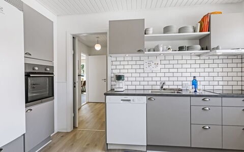 Ancel - 1.5Km to the Fjord: Cucina, Controsoffitto, Elettrodomestico Da Cucina, Cabinetry, Pavimentazione, Interior Design, Apparecchio Major, Legna, Pavimento, Cassetto