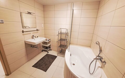 Reifnitz 300: Acqua, Piscina, Costruzione, Casa, Interior Design, Pavimento, Pavimentazione, Tempo Libero, Finestra, Soffitto