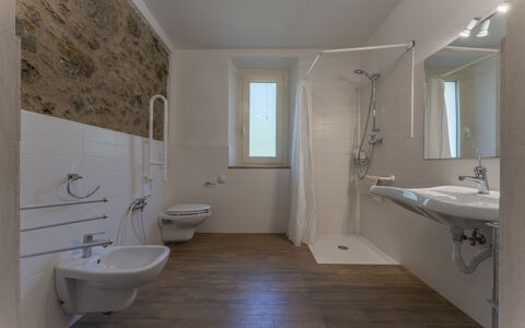 Le Casaline Di Sopra, Massa Marittima: Specchio, Rubinetto, Idraulico Fixture, Vasca Da Bagno, Proprietà, Finestra, Lavello, Bagno, Viola