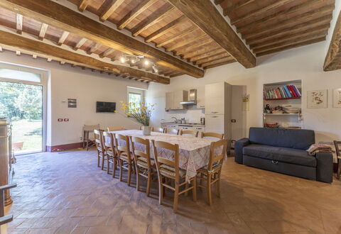 Le Casaline Di Sopra, Massa Marittima: Tavolo, Mobilia, Proprietà, Divano, Pianta Della Casa, Legna, Finestra, Interior Design, Pavimentazione, Pavimento