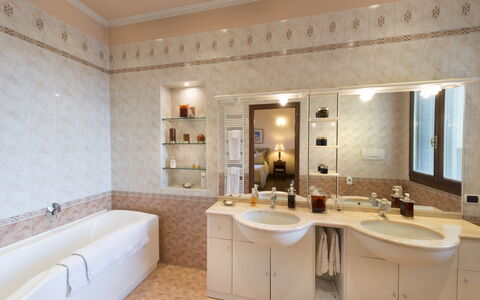 Villa Paola In Padova With Ac: Specchio, Rubinetto, Idraulico Fixture, Lavello, Proprietà, Mobilia, Lavandino Del Bagno, Mobiletto Del Bagno, Bagno, Interior Design