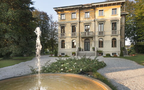 Villa Paola In Padova With Ac: Acqua, Costruzione, Pianta, Proprietà, Cielo, Finestra, Fontana, Erba, Albero, Immobiliare