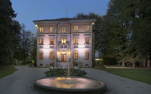 Villa Paola In Padova With Ac: Pianta, Cielo, Costruzione, Proprietà, Finestra, Illuminazione, Albero, Erba, Immobiliare, Punto Di Riferimento