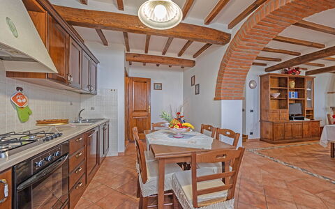 La Montana: Tavolo, Mobilia, Proprietà, Cabinetry, Sedia, Legna, Arancia, Interior Design, Architettura, Cucina