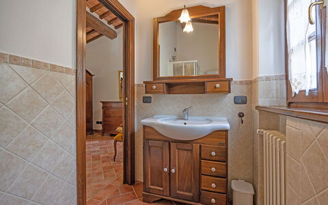 La Montanina: Specchio, Marrone, Mobiletto Del Bagno, Rubinetto, Lavello, Cabinetry, Lavandino Del Bagno, Idraulico Fixture, Proprietà, Bagno