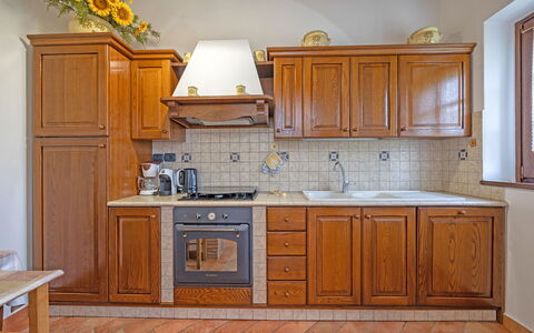 La Montanina: Cabinetry, Proprietà, Controsoffitto, Mobilia, Lavello, Rubinetto, Bianca, Costruzione, Cucina, Legna