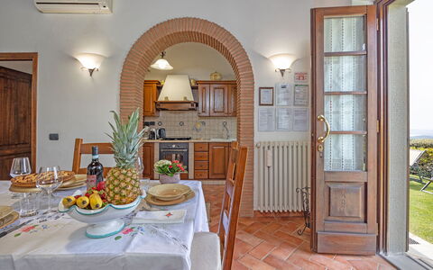 La Montanina: Tavolo, Proprietà, Mobilia, Tavola, Porta, Legna, Sedia, Interior Design, Pianta