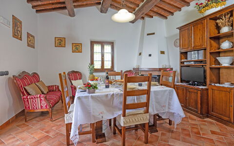La Montanina: Mobilia, Tavolo, Proprietà, Finestra, Sedia, Cabinetry, Legna, Interior Design, Architettura, Costruzione