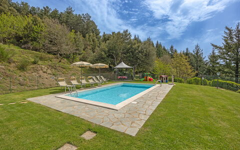 La Montanina: Nube, Cielo, Pianta, Albero, Piscina, Acqua, Lotto, Rettangolo, Costruzione, Shade