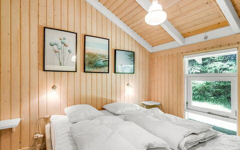 Amundi - 500M from the Sea: Legna, Camera Da Letto, Interior Design, Soffitto, Letto, Casa, Pavimento, Bedding, Lenzuolo, Telaio Del Letto