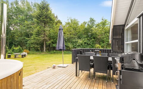 Amundi - 500M from the Sea: Legna, Mobilia, Pavimento In Legno, Latifoglie, Casa, Color Legno, Deck, Portico, Sedia, Shade