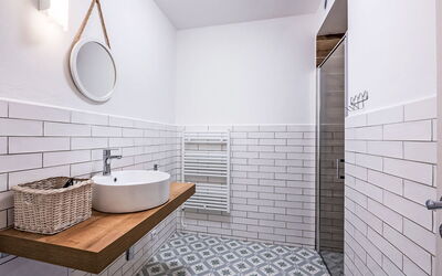 Dobrá 100.5: Specchio, Rubinetto, Lavello, Idraulico Fixture, Lavandino Del Bagno, Bagno, Legna, Mobiletto Del Bagno, Interior Design, Pavimentazione