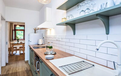 Pěkná 100.4: Cabinetry, Proprietà, Mobilia, Controsoffitto, Interior Design, Illuminazione, Cucina, Legna, Tavolo, Pavimento